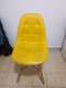 כיסא צהוב במצב פגום