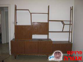 כוננית ספרים או משקאות