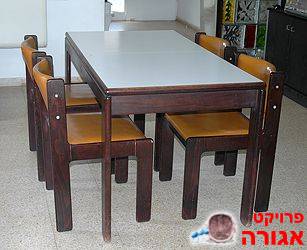 שולחן אוכל וארבעה כיסאות