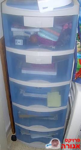 מעמד מגירות פלסטיק עם גלגלים