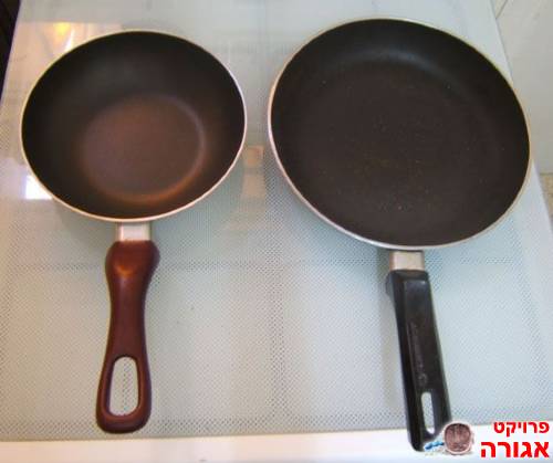שתי מחבתות טפלון