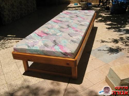 מיטת עץ ומזרון