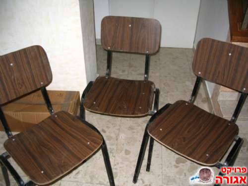 3 כסאות מעץ ופורמייקה