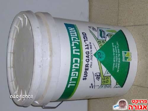 דלי של חומר איטום לגג