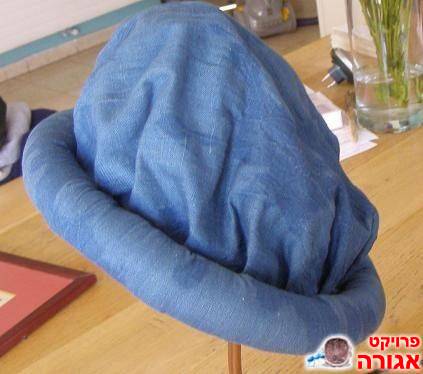 כובע "בייגלה" כחול לאישה