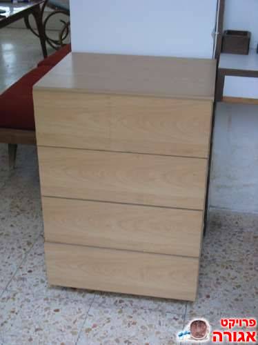 שידה מעץ