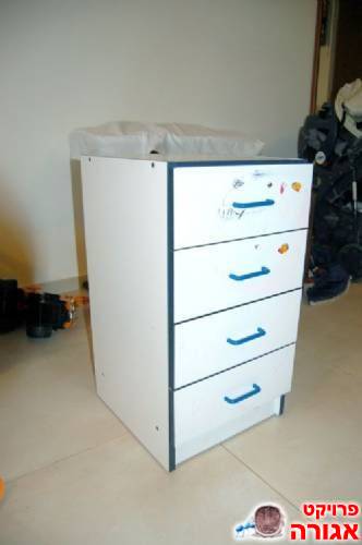 שידה עם מגירות