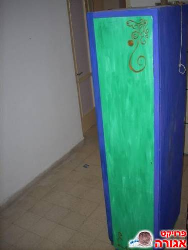 ארונית עץ צרה וגבוה