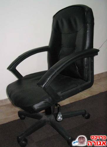 כיסא מנהלים שחור.