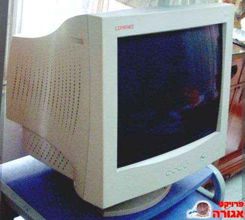 שני מסכי מחשב CRT 19 ו-17 אינצ'