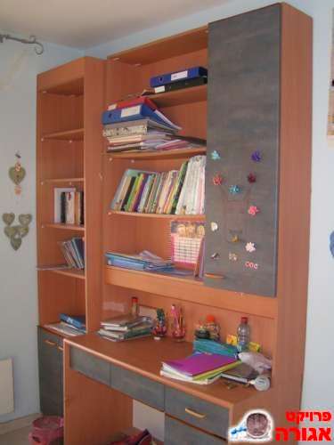 2 מכתבות וכוננית ספרים