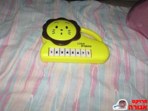 פסנתר חשמלי קטן לילד קטן