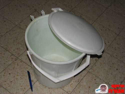 דלי או פח אשפה מפלסטיק