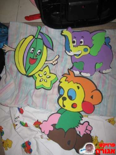 3 דמויות להדבקה לקיר