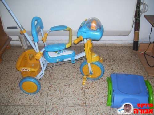 תלת אופן וכסא מתקפל לשולחן אוכל