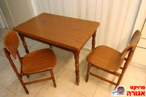 שולחן מטבח מתארך ושני כיסאות