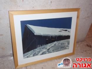 תמונת בקתה בשלג ממוסגרת