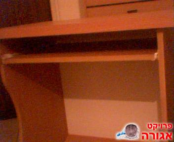 2שולחנות מחשב במצב מעולה