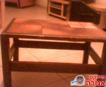 שולחן קטן מעץ