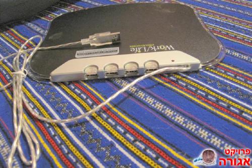 פד לעכבר שהוא גם מפצל USB