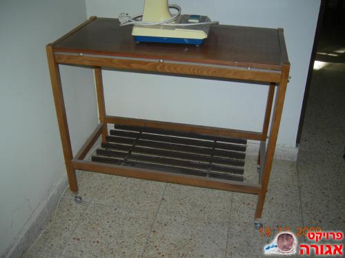 שולחן טלוויזה על גלגלים