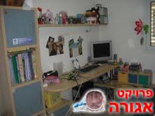 שולחן כתיבה עם ארוניות בצדדים