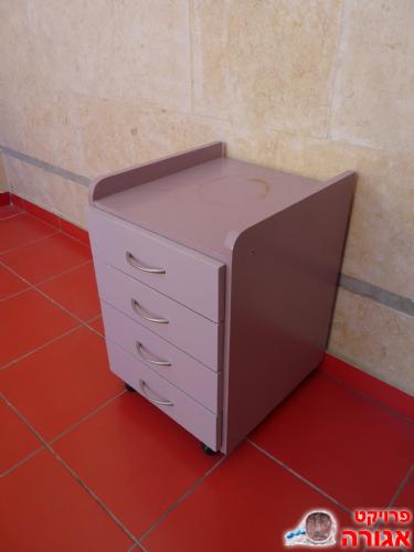 שידה קטנה ם 4 מגירות