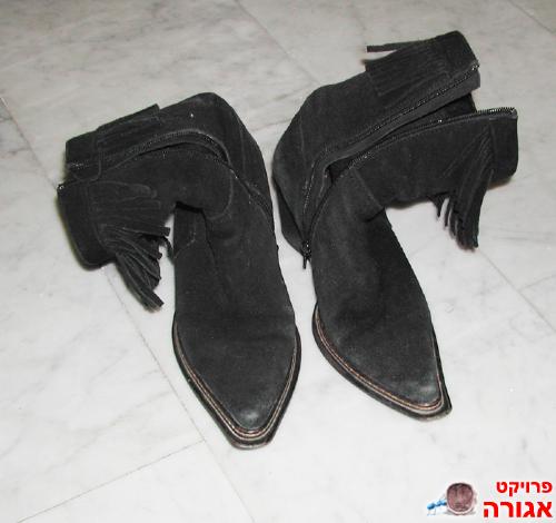מגפוני זמש שחורות
