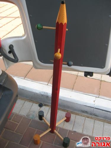 מעמד בגדים בצורת עיפרון מדהים