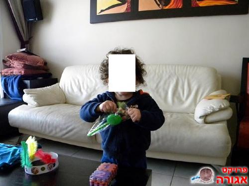 ספת עור תלת מושבית בצבע לבן-קרם