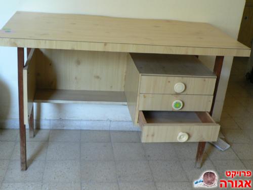 שולחן כתיבה עם מגירות