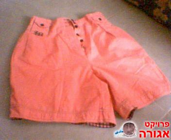 מכנסי נשים קצרות