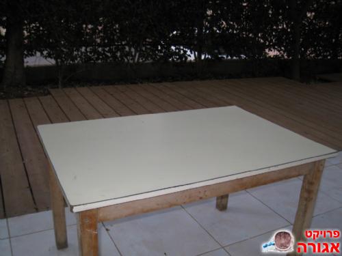 שולחן עץ נמוך