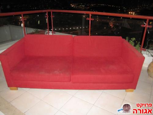 ספה תלת מושבית בצבע אדום