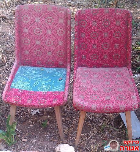 שני כיסאות עתיקים
