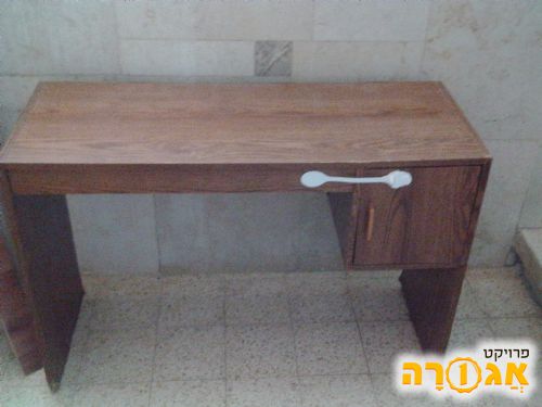 שולחן כתיבה קטן עם תא