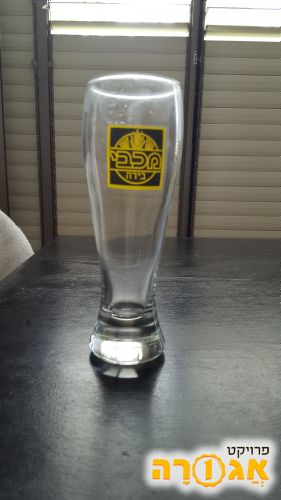 ארבע כוסות בירה מזכוכית עם לוגו של מכבי