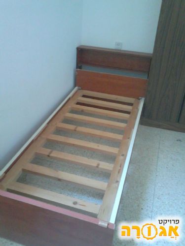 מסגרת מיטת יחיד מעץ