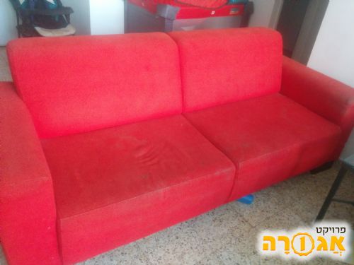 ספה אדומה מאוד נוחה