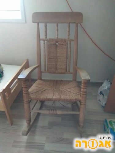 כיסא נדנדה מעץ