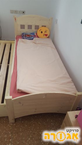 מיטת נוער מעץ מלא