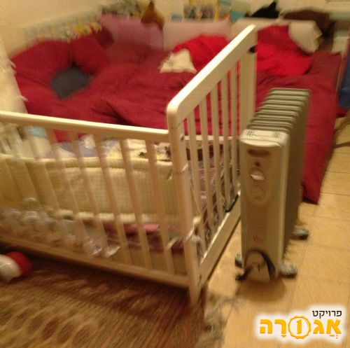 מיטת תינוק שהוסבה למיטונת נמוכה