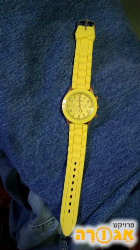 שעון יד צהוב גדול