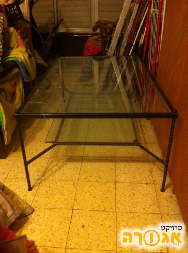 שולחן לסלון מברזל עם זכוכית