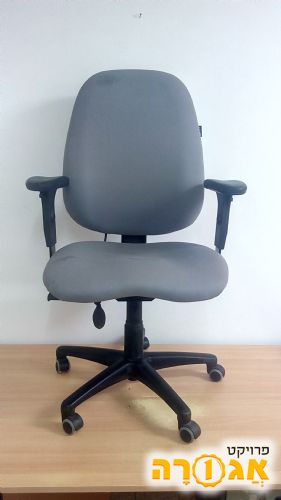 כיסא משרדי עם גלגלים