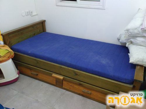מיטת יחיד מעץ עם מיטה נשלפת