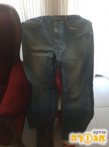 מכנסי ג'ינס משומשים ומשופשפים