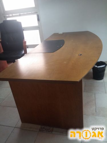שולחן משרדי גדול