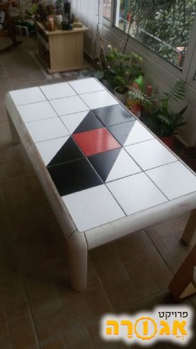 שולחן סלון לבן מעץ עם אריחי קרמיקה