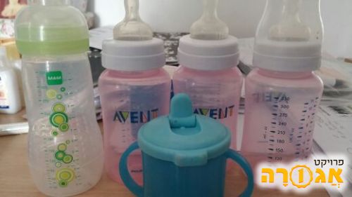 בקבוקים וכוס שתייה לתינוק